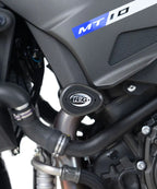 Tope de caída R&G Aero instalado en motor delantero Yamaha MT-10 primer plano