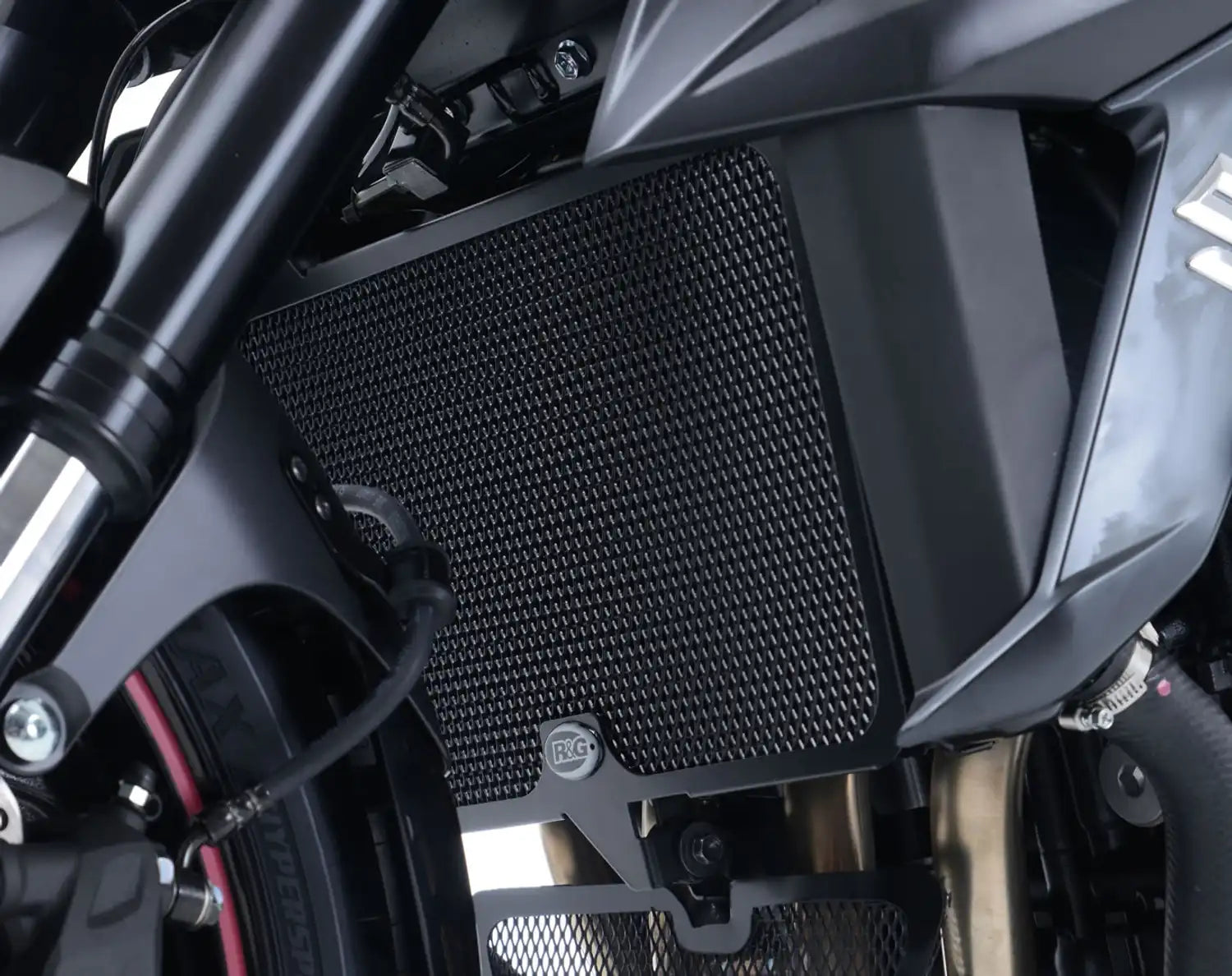 Vista lateral protector radiador R&G negro mate en Suzuki GSX-S750