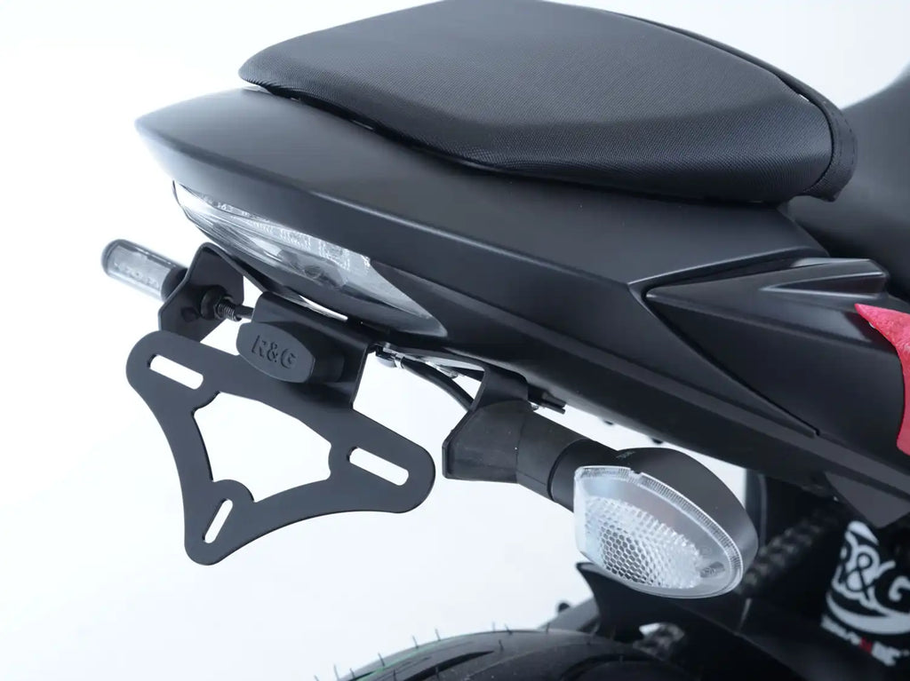 Vista trasera GSX-S750 con tail tidy R&G instalado y luz patente