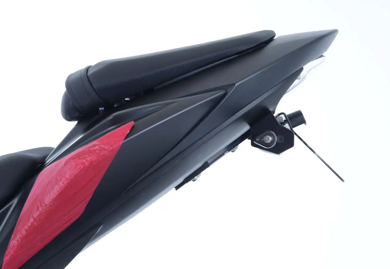 Detalle montaje soporte patente R&G en cola Suzuki GSX-S750 2017-2024