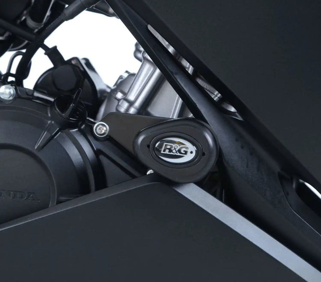 Bobbin aerodinámico R&G Aero Style negro con tapa removible detalle primer plano