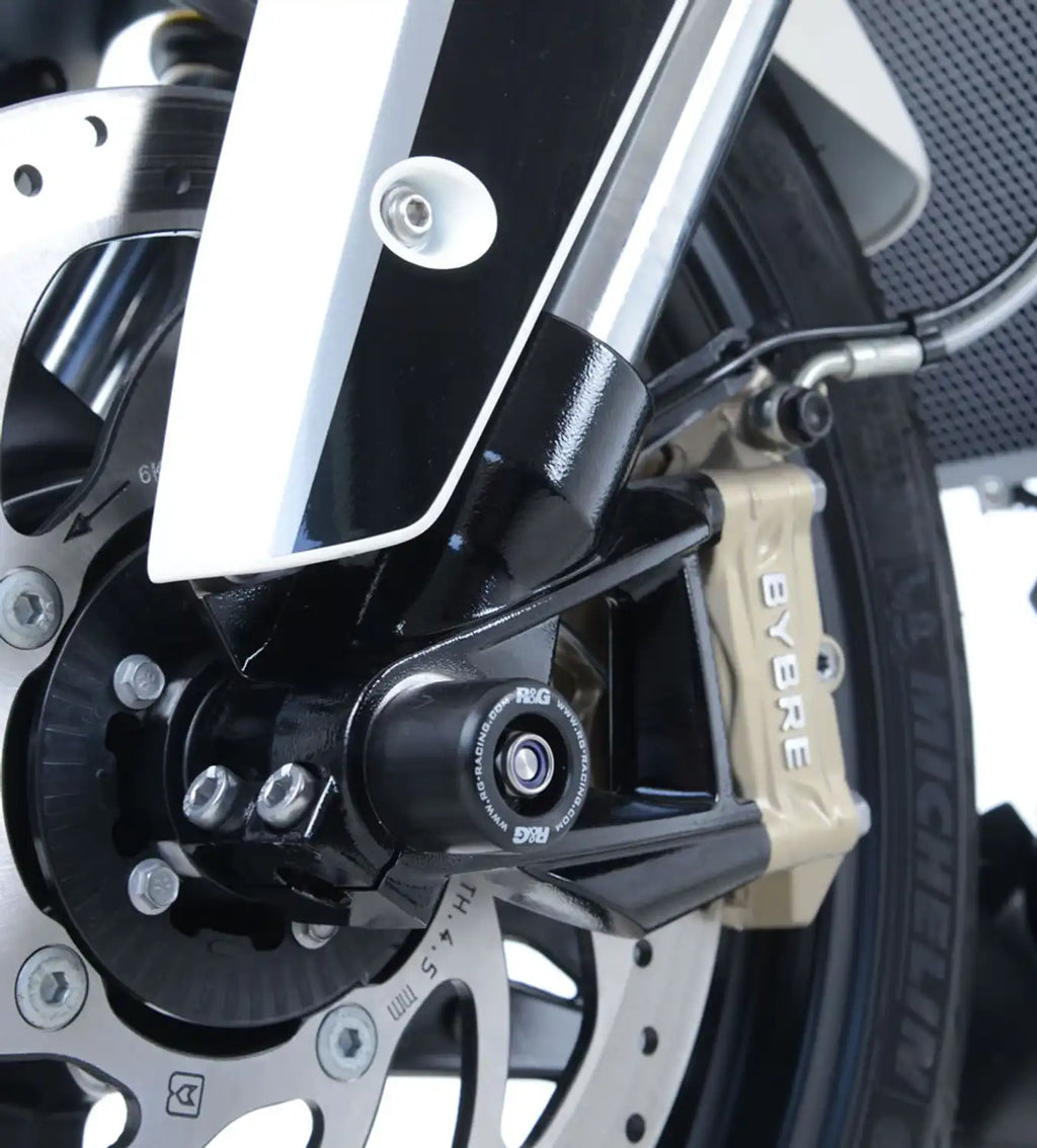 Comparativa de tamaño fork protector R&G para BMW G310 en mano