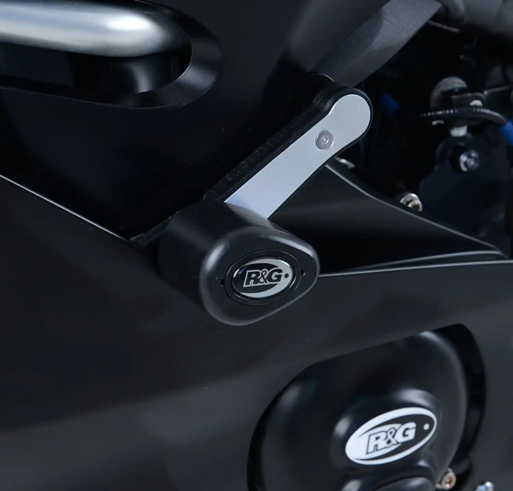 Vista frontal Yamaha YZF-R6 con Topes de Caída R&G Aero negros instalados sin perforar carenado
