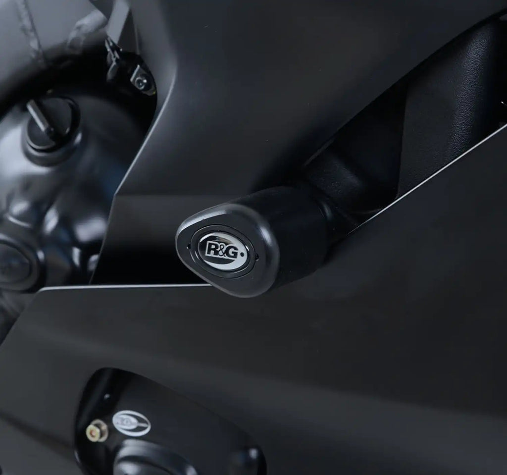 Detalle de hongo Aero R&G negro con tapa de acabado instalado en chasis R6