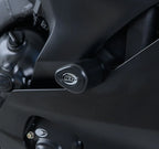 Detalle de hongo Aero R&G negro con tapa de acabado instalado en chasis R6