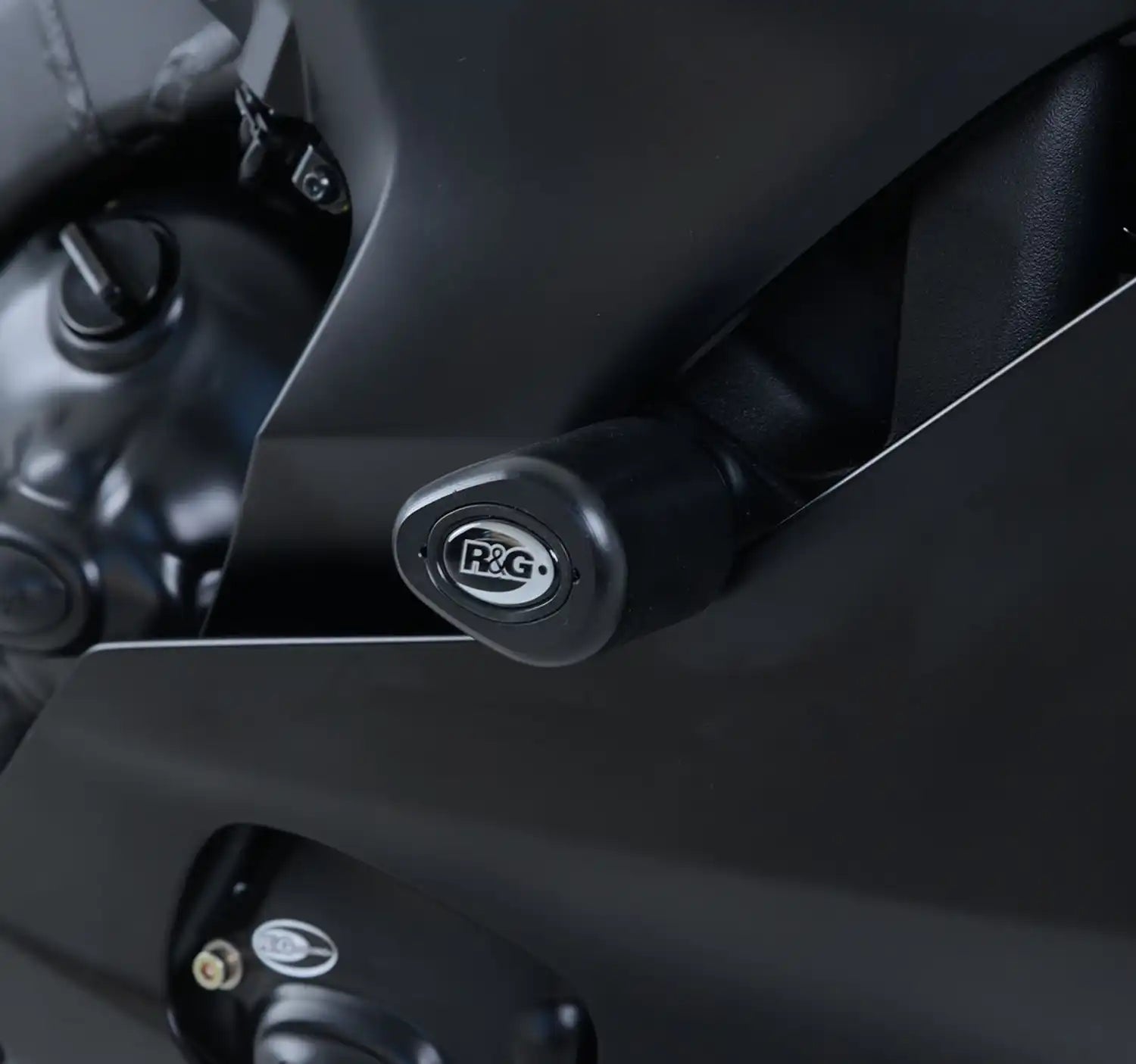 Detalle de hongo Aero R&G negro con tapa de acabado instalado en chasis R6