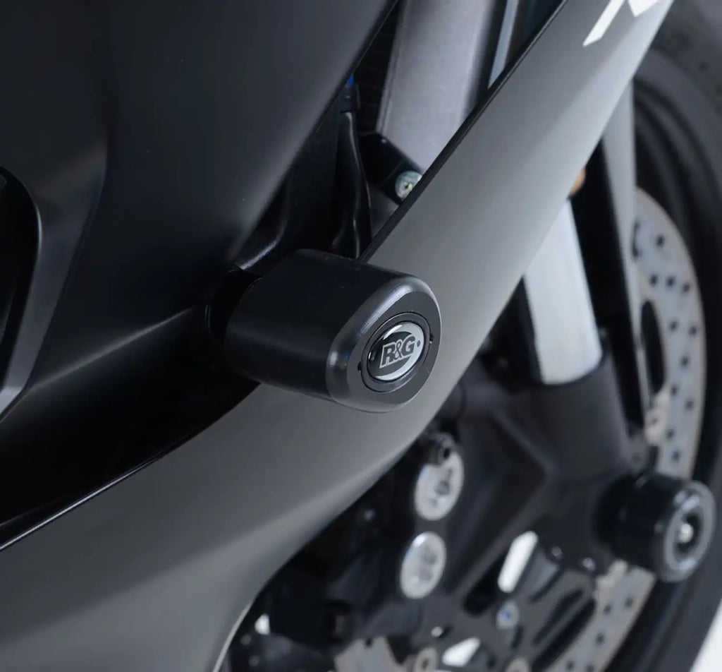 Topes de Caída R&G Aero montados en Yamaha YZF-R6 negra vista lateral izquierda