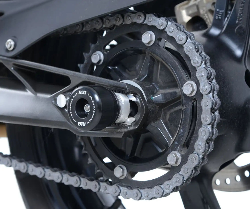 Detalle de montaje de Tope de Eje R&G en eje trasero compatible con caballete de paddock