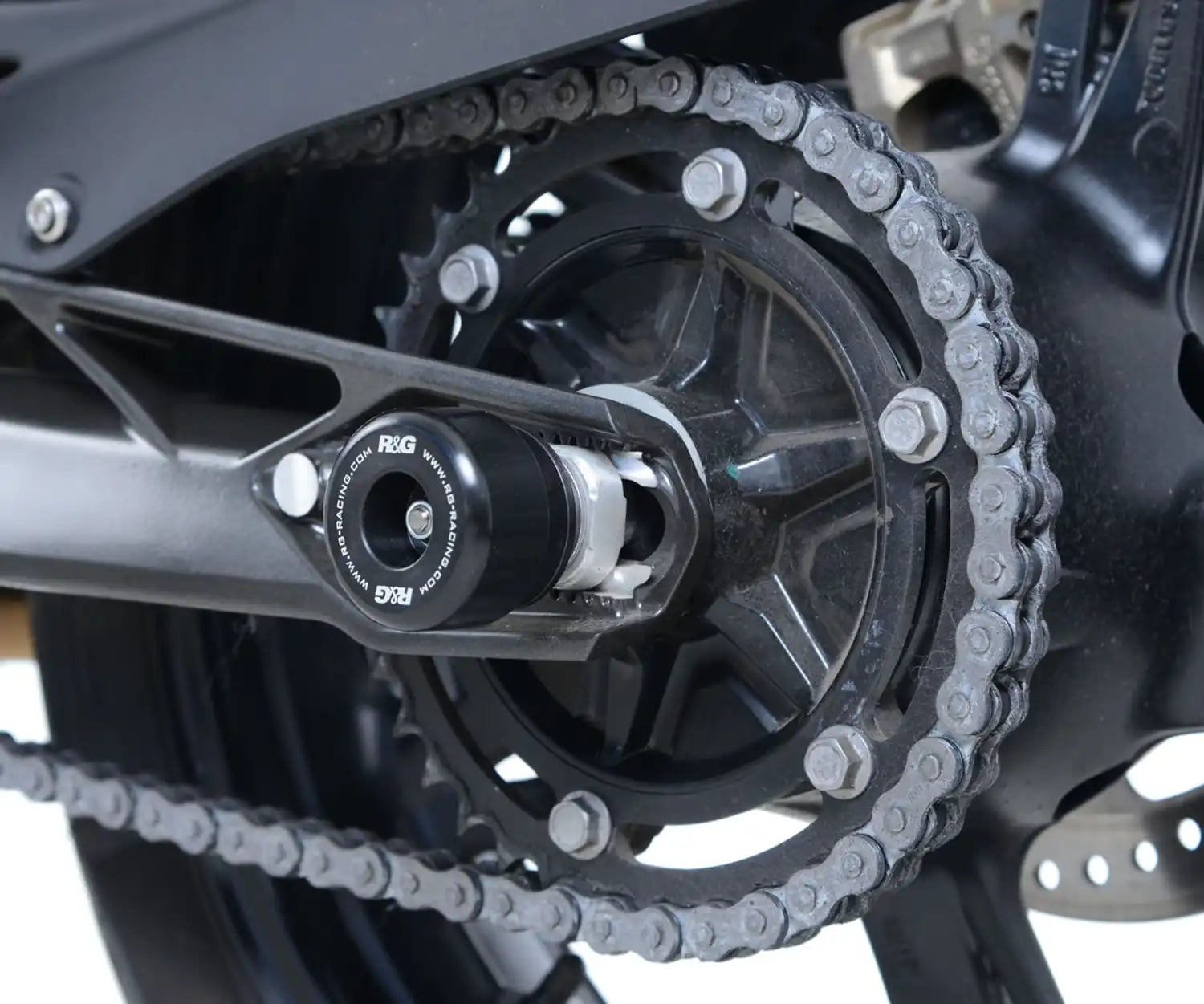 Detalle de montaje de Tope de Eje R&G en eje trasero compatible con caballete de paddock