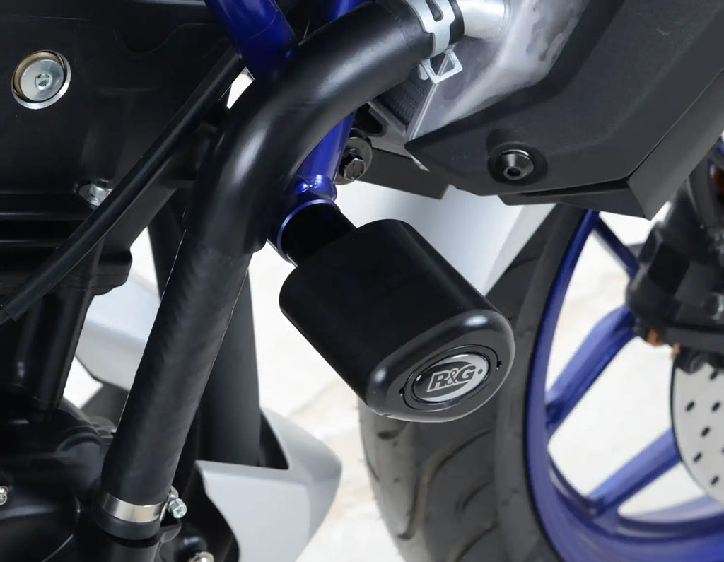 Yamaha MT-03 con Topes de Caída R&G Aero instalados vista frontal tres cuartos