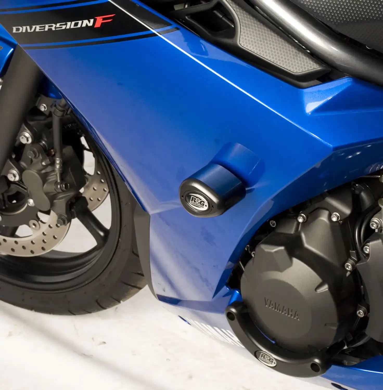 Frame Slider R&G Aero montado en chasis de Yamaha XJ6 Diversion F mostrando perfil aerodinámico