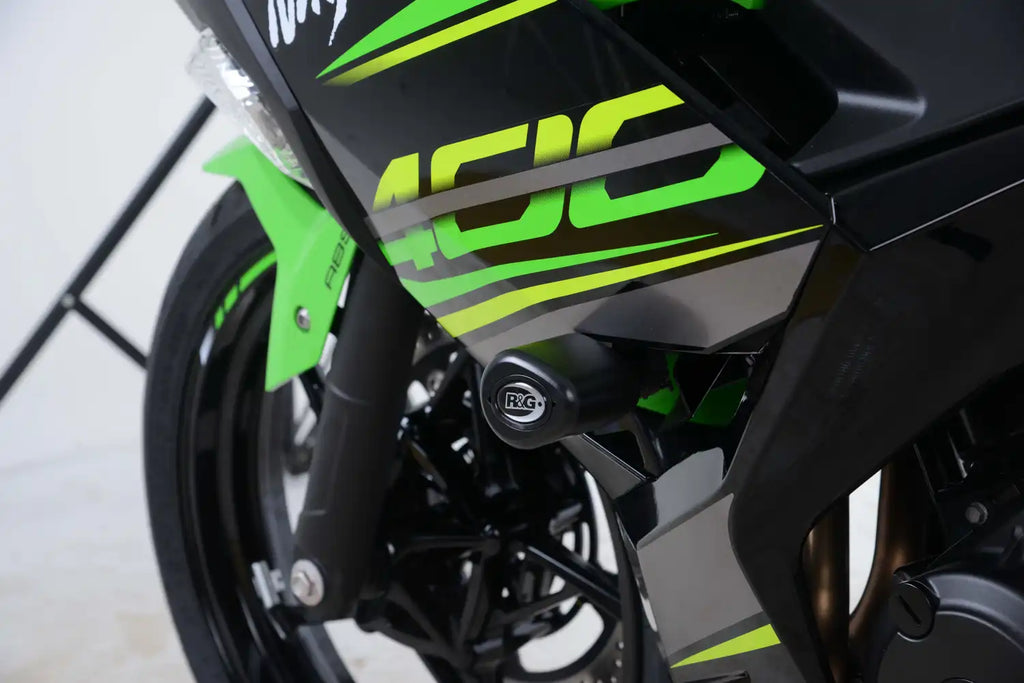 Frame slider R&G Aero montado en punto de chasis original Kawasaki sin modificaciones