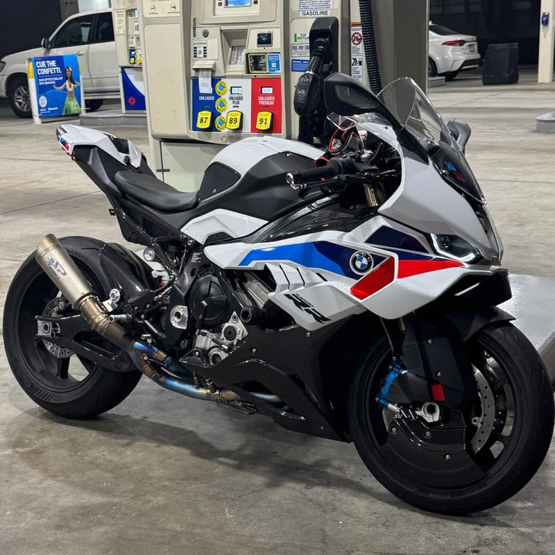 Moto deportiva equipada con accesorios GB Performance en gasolinera