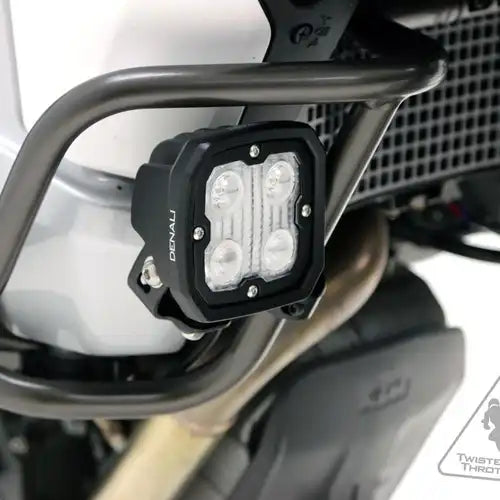 Primer plano de recubrimiento en polvo negro mate en barra de protección R&G para BMW F700 GS