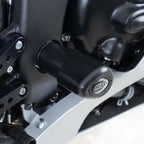 Tope de Caída R&G montado en punto superior motor Yamaha R6 con carenado recortado