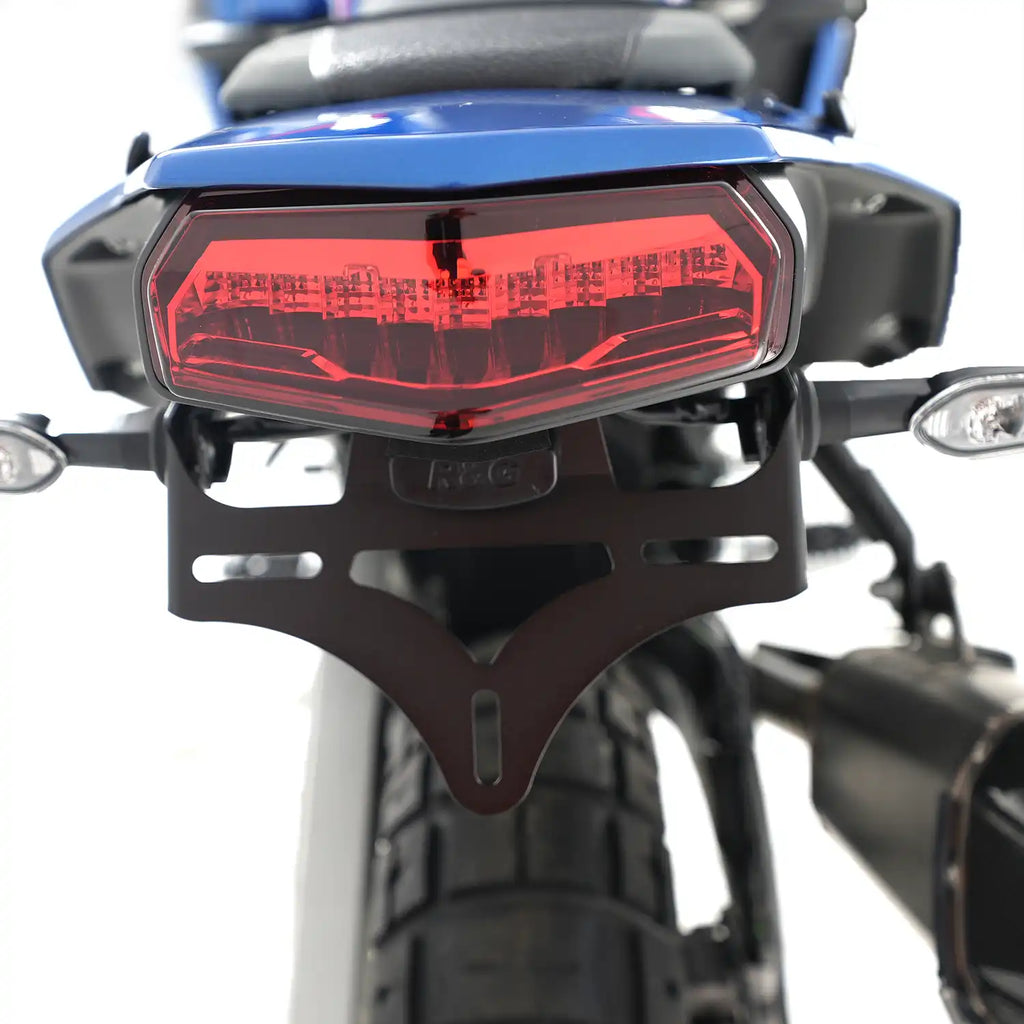 Vista angular trasera Yamaha Tenere 700 con soporte patente R&G instalado acabado profesional