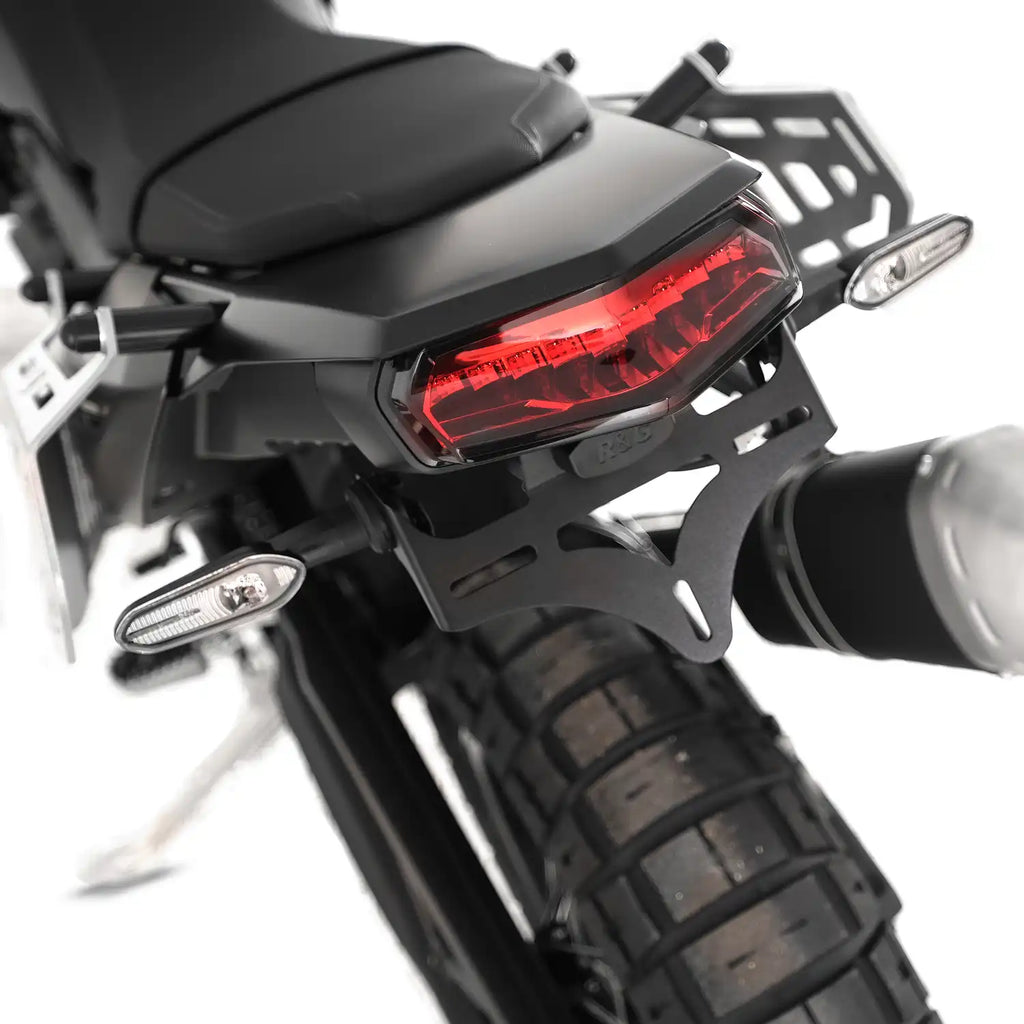 Detalle de bracket aluminio CNC negro anodizado R&G Tenere 700 con luz LED patente integrada