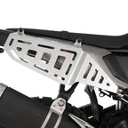 Detalle de montaje de rieles laterales R&G en chasis Yamaha Ténéré 700 con herrajes incluidos