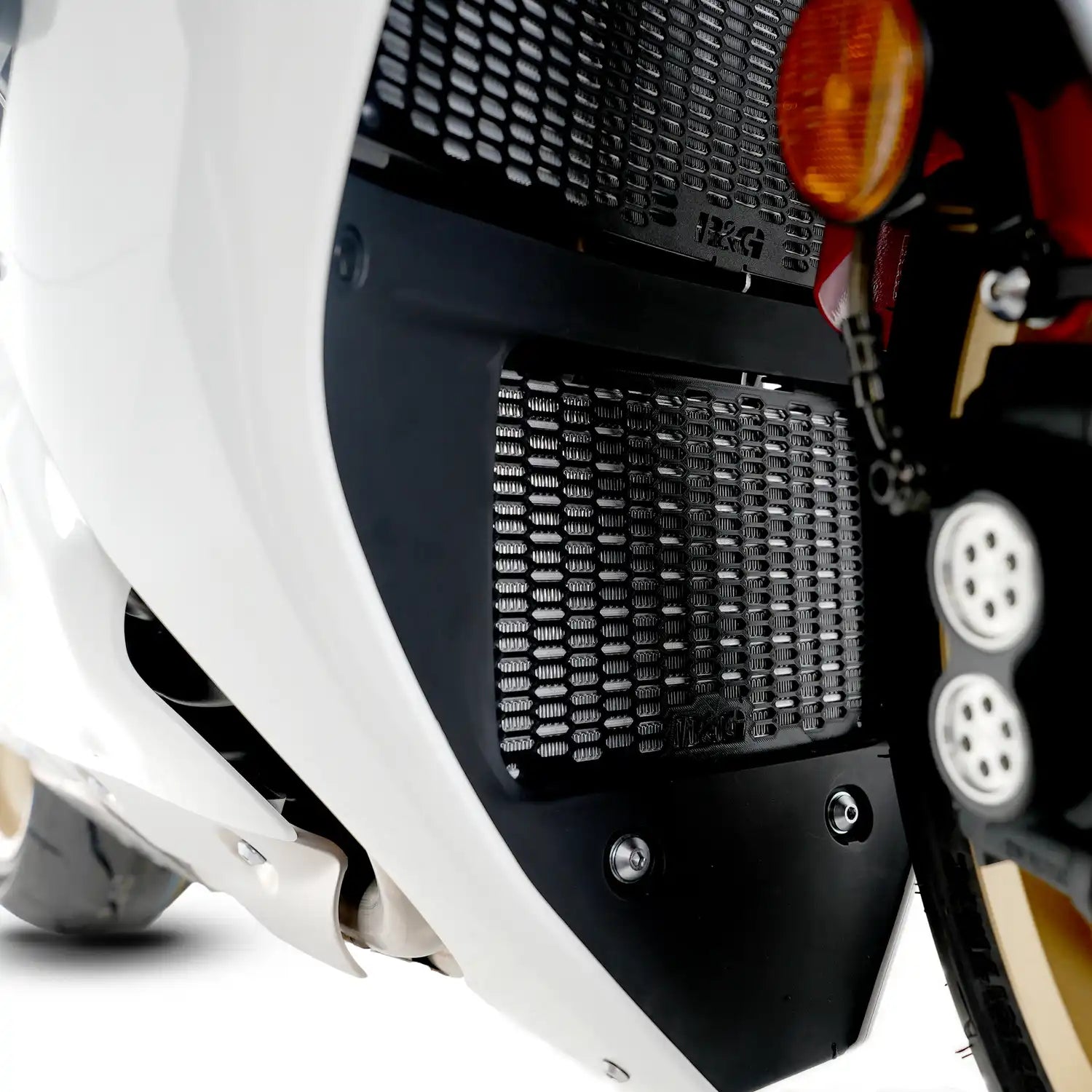 Detalle diseño hexagonal aluminio rejilla R&G PRO oil cooler guard R1