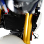 Detalle construcción malla aluminio prensado R&G para radiador BMW G310GS