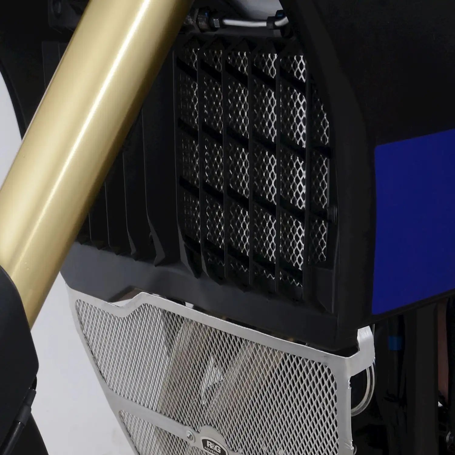 Protector de radiador R&G aluminio instalado en Yamaha Ténéré 700 acabado negro y titanio