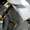 Protector de radiador R&G PRO instalado en BMW S1000RR 2024, diseño hexagonal aluminio negro mate