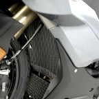 Protector de radiador R&G PRO instalado en BMW S1000RR negra con diseño hexagonal aluminio negro mate