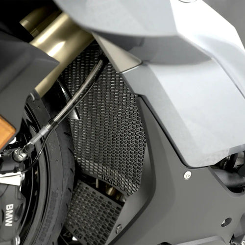 Protector de radiador R&G PRO instalado en BMW S1000RR negra con diseño hexagonal aluminio negro mate