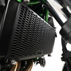 Vista lateral protector radiador R&G montado en Ninja 650 mostrando calce OEM