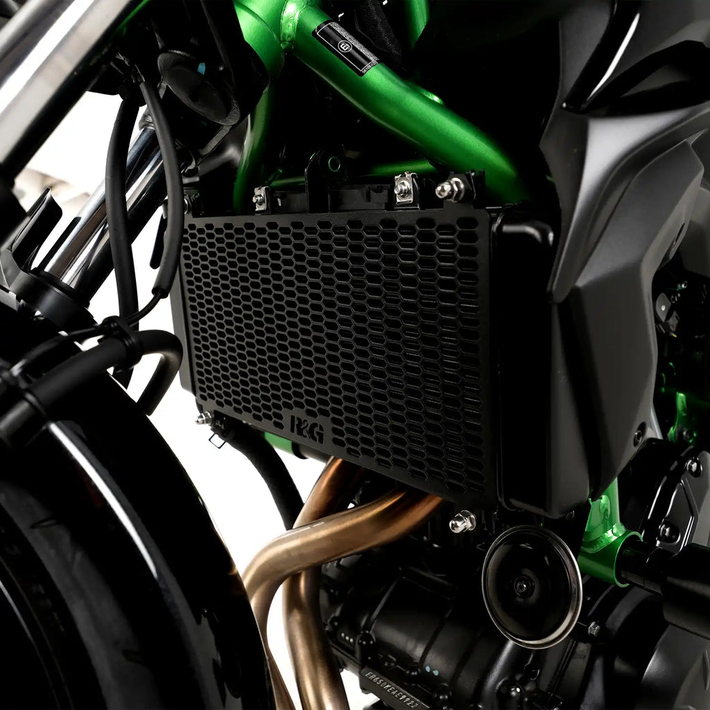 Detalle patrón hexagonal PRO aluminio negro mate protector radiador Kawasaki Z650