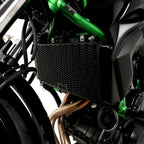 Detalle patrón hexagonal PRO aluminio negro mate protector radiador Kawasaki Z650
