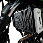 Protector de Radiador R&G PRO instalado en Kawasaki Z650 S 2026 vista 3/4