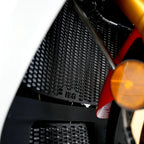 Detalle diseño hexagonal láser protector radiador R&G PRO Yamaha R1M