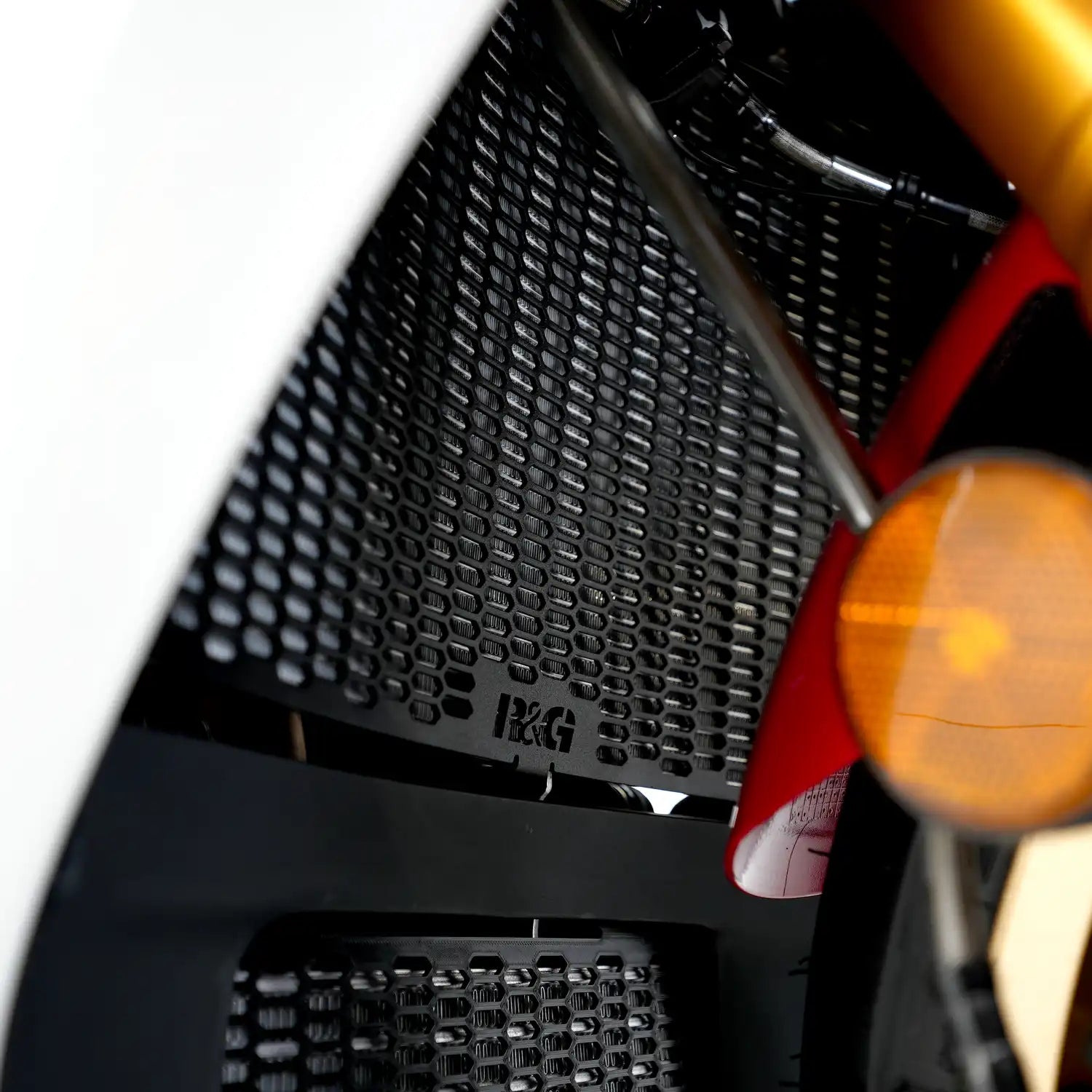 Detalle diseño hexagonal láser protector radiador R&G PRO Yamaha R1M