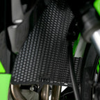 Protector de Radiador R&G PRO montado en Kawasaki ZX-6R 2024 negro, vista frontal mostrando patrón hexagonal laser-cut