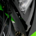 Detalle diseño geométrico hexa del protector R&G PRO RAD0314PROBK en aluminio texturizado mate negro