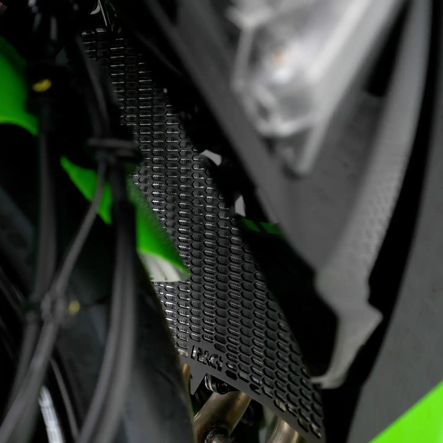 Detalle diseño geométrico hexa del protector R&G PRO RAD0314PROBK en aluminio texturizado mate negro