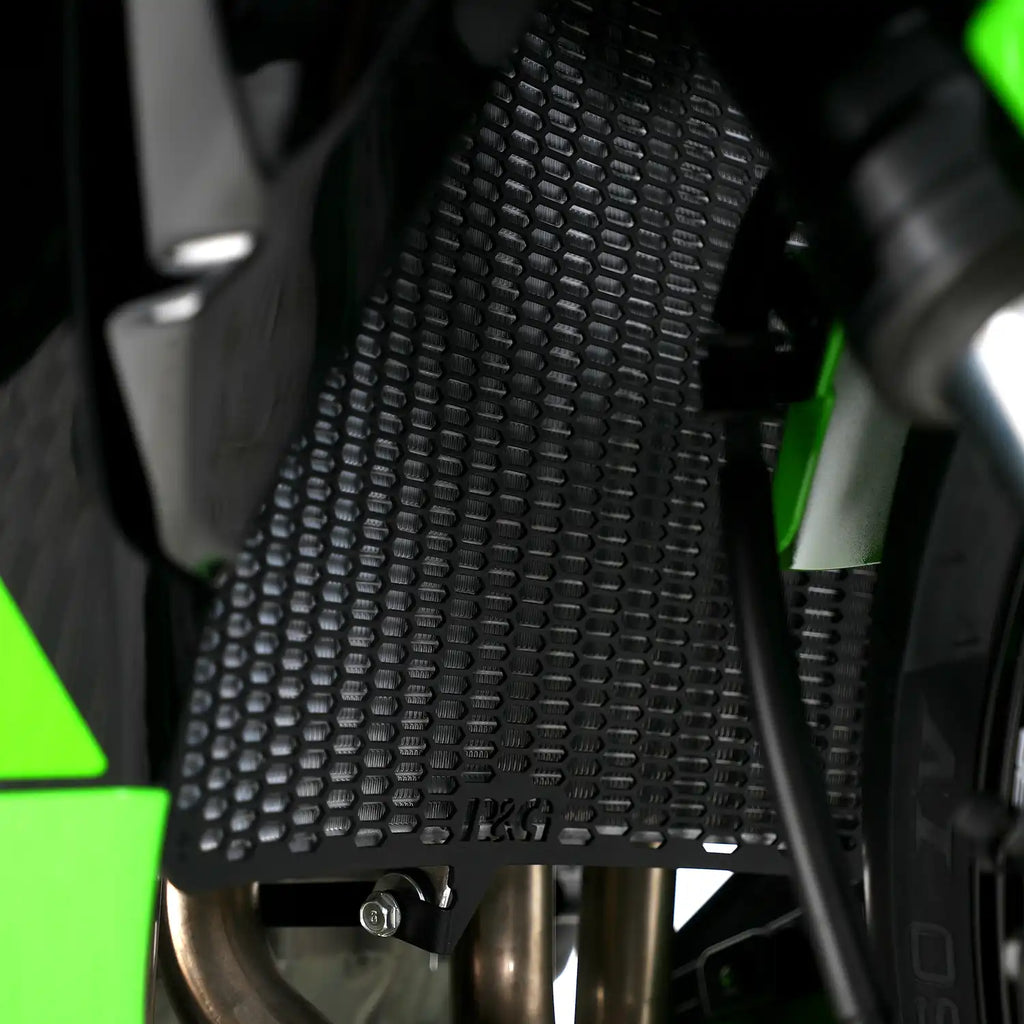 Protector de Radiador R&G PRO para Kawasaki ZX-6R, imagen de producto sobre fondo blanco mostrando acabado texturizado