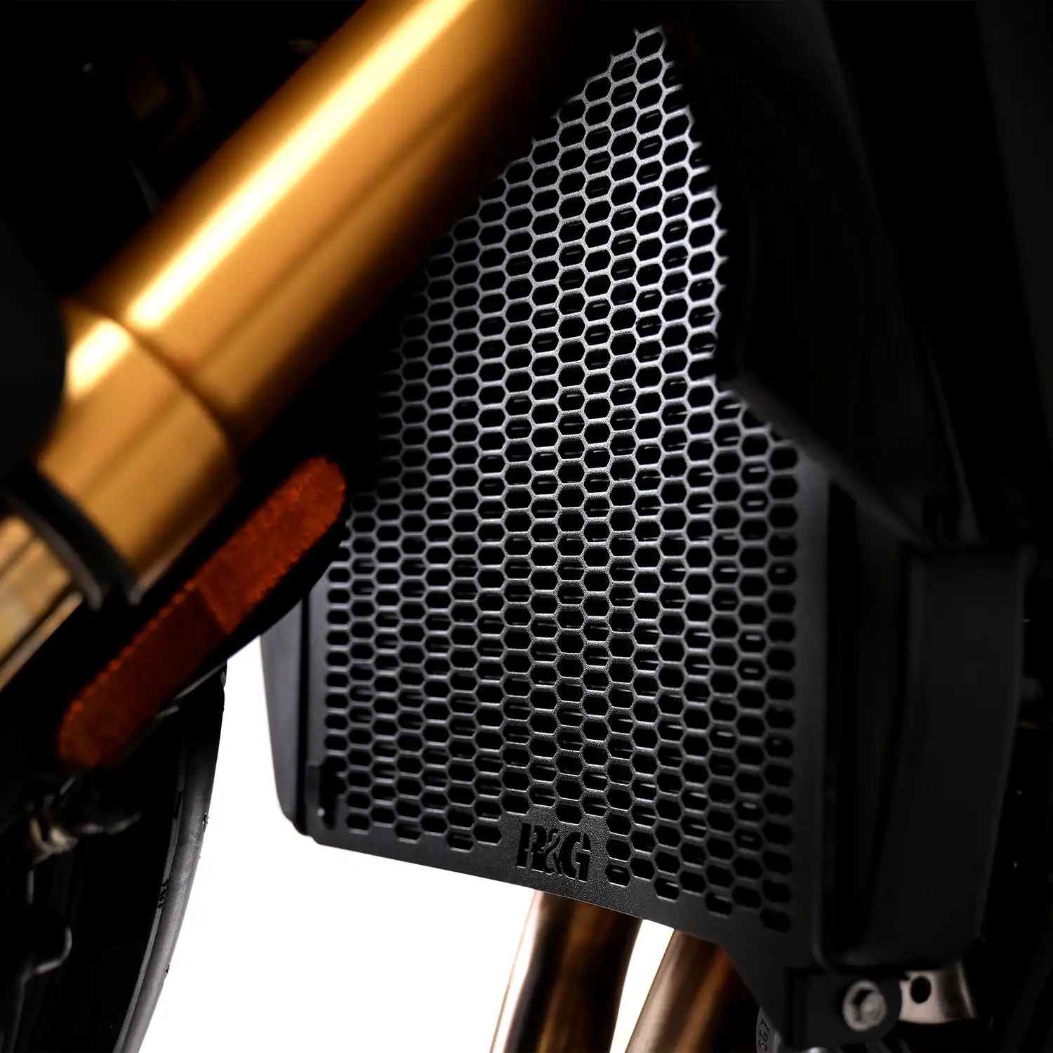 Rejilla radiador R&G PRO Aprilia Tuono 660 Factory detalle lateral derecho