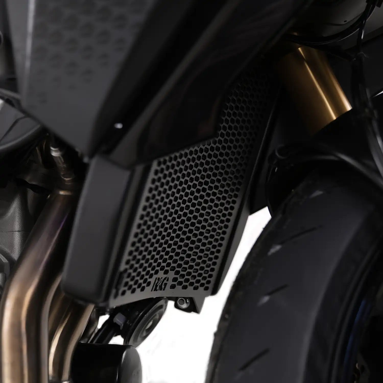 R&G PRO radiator guard Aprilia Tuono 660 Factory 2025 montado moto completa