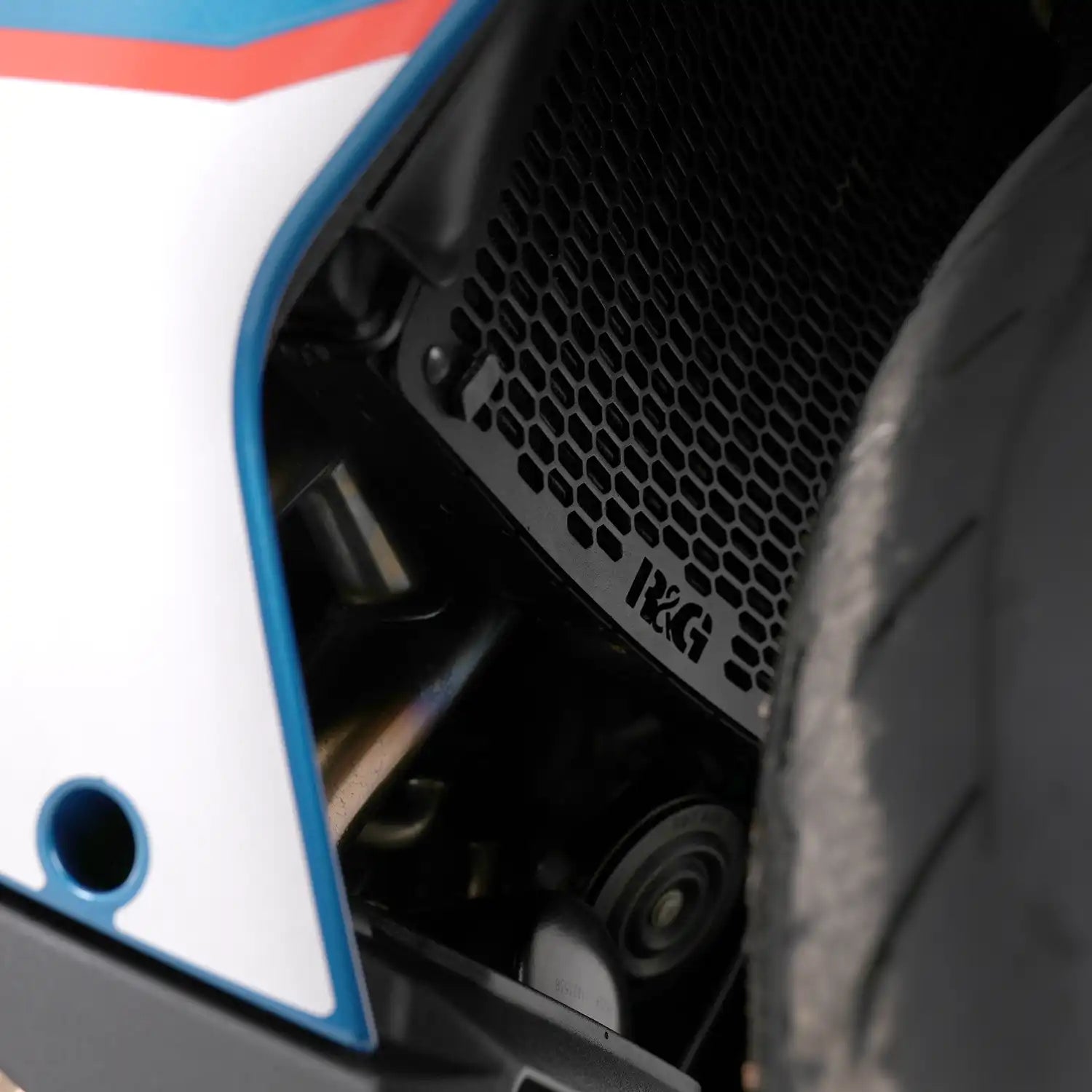 Protector radiador R&G PRO Aprilia RS660 detalle superior powder coating mate