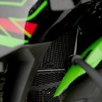 Detalle del patrón geométrico hexagonal y recubrimiento powder coat mate del protector R&G PRO ZX-4RR
