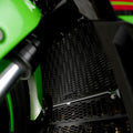 Protector de Radiador R&G PRO montado en Kawasaki ZX-4RR 2023 mostrando diseño hexagonal aluminio negro