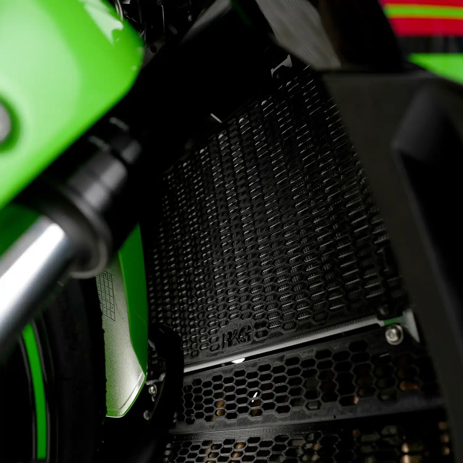 Protector de Radiador R&G PRO montado en Kawasaki ZX-4RR 2023 mostrando diseño hexagonal aluminio negro
