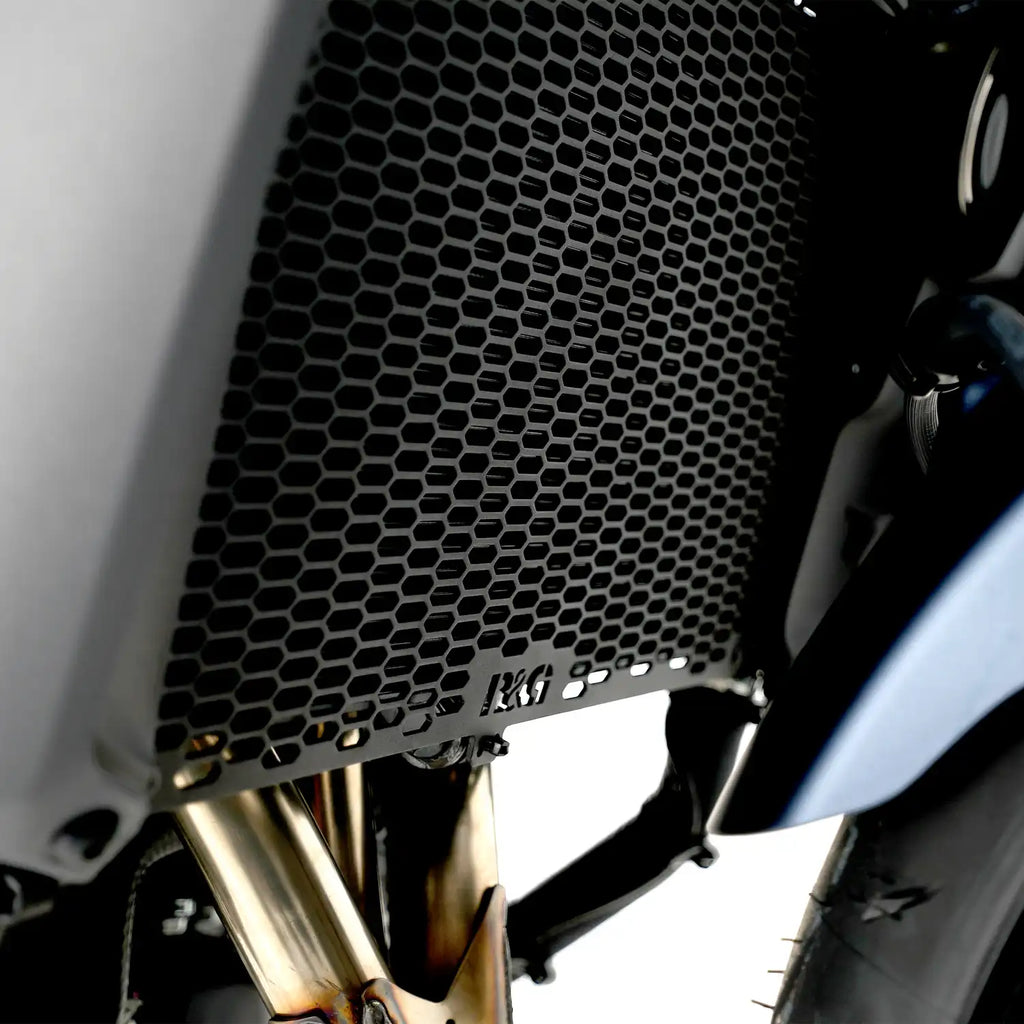 Rejilla radiador R&G PRO aluminio negro mate Yamaha MT-09 2024 instalada primer plano