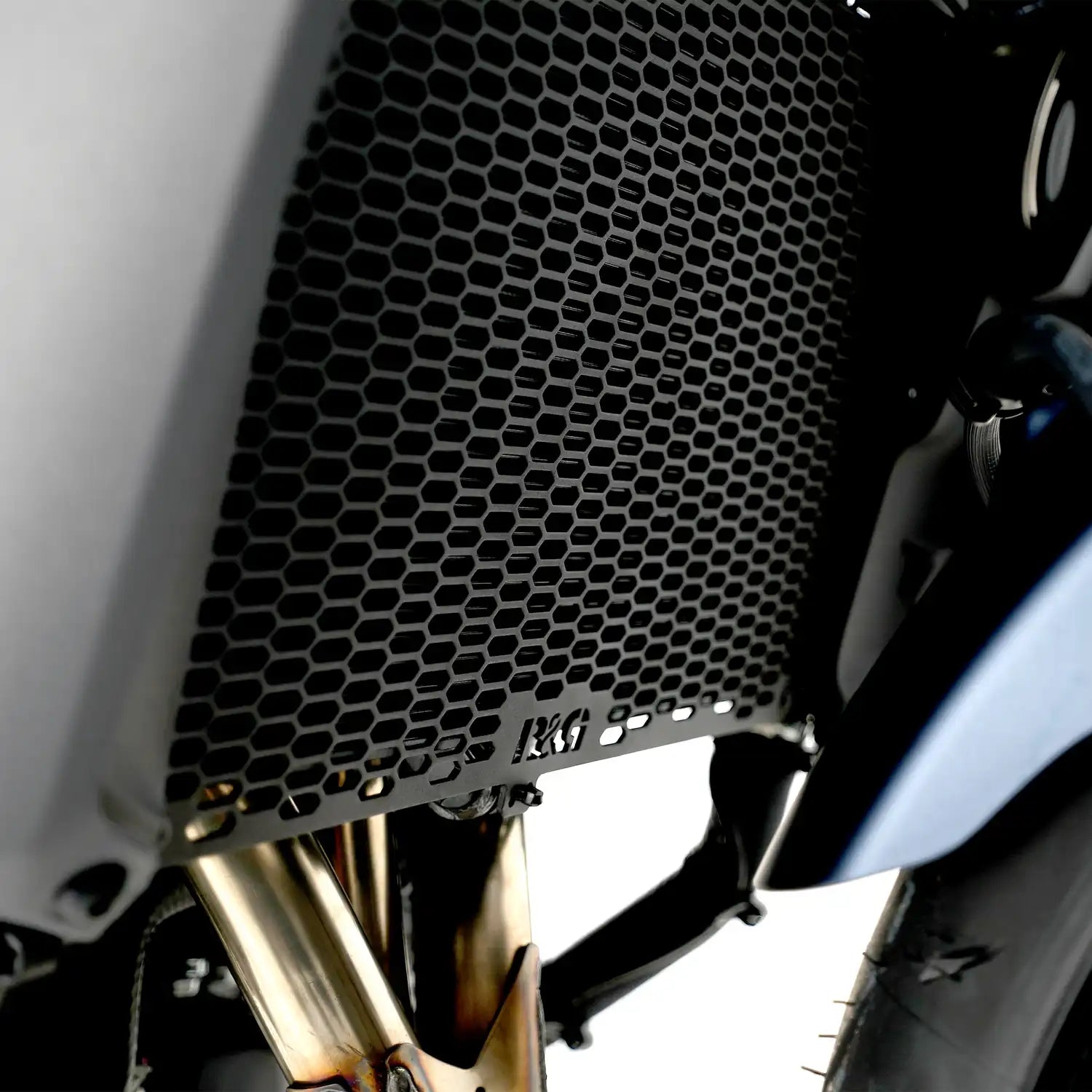Rejilla radiador R&G PRO aluminio negro mate Yamaha MT-09 2024 instalada primer plano