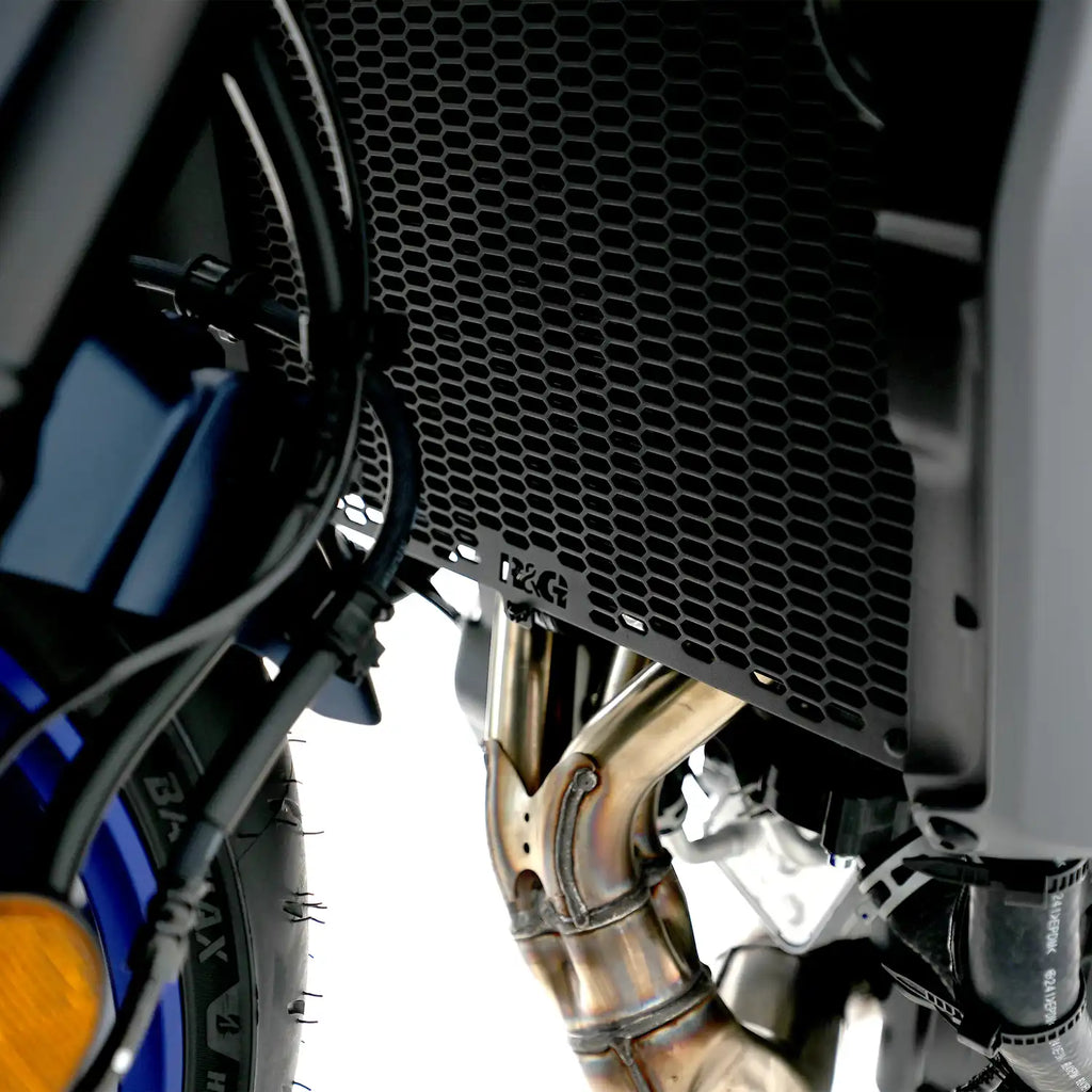 Radiator guard R&G serie PRO Yamaha MT-09 2024 vista lateral izquierda con patrón hexagonal
