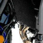 Radiator guard R&G serie PRO Yamaha MT-09 2024 vista lateral izquierda con patrón hexagonal