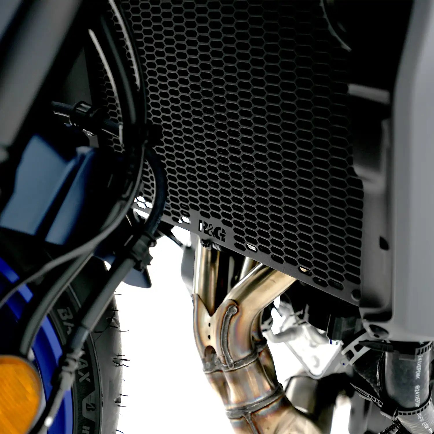 Radiator guard R&G serie PRO Yamaha MT-09 2024 vista lateral izquierda con patrón hexagonal