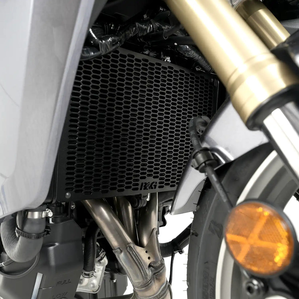 R&G PRO radiator guard Yamaha Tracer 9 GT Plus vista angular 3/4 acabado powder coating